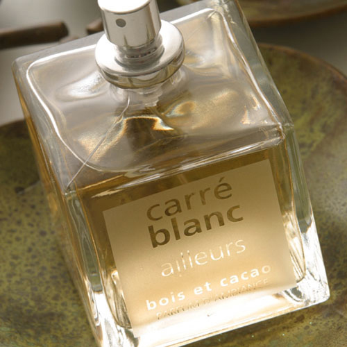 Design de la décoration d'une gamme de flacon de parfum CARRE BLANC - Création par effet mat/brillant et rythmes typographiques