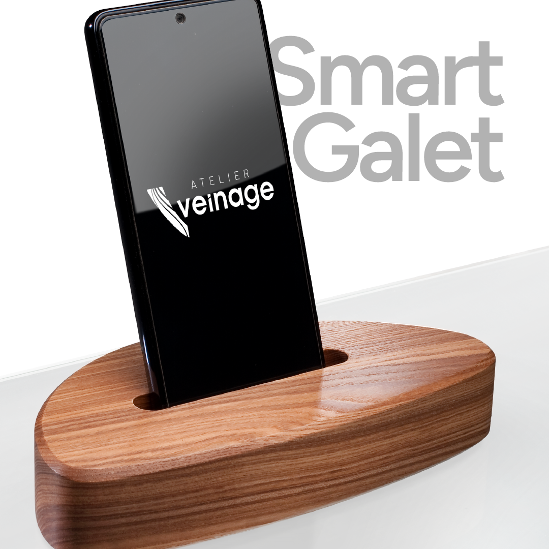 Un de mes objets design en bois massif de frêne-Olivier - C'est un support de téléphone moderne au veinage graphique