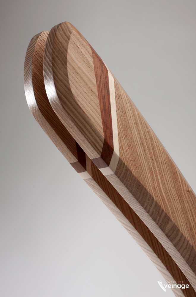 Détail de la lampe design Boomerang - Bois massif