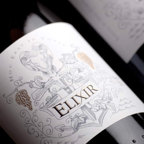 Illustration traditionnelle à l'encre du blason sur étiquette de vin ELIXIR