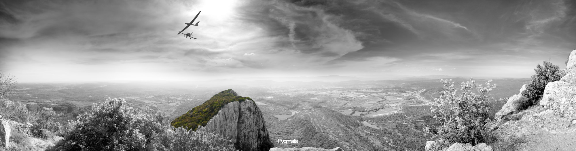 Création photographique d'une image composée noir et blanc et couleur isolée, paysage minéral et activités aériennes de loisir