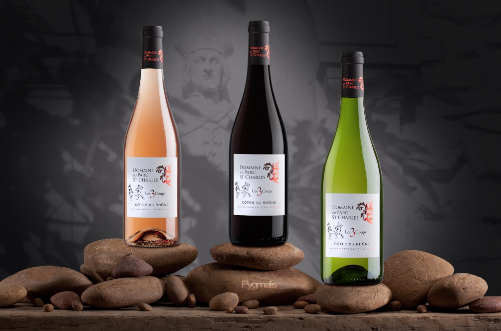 Packshot des bouteilles de vin et photo montage d'une composition terroir et bouteilles