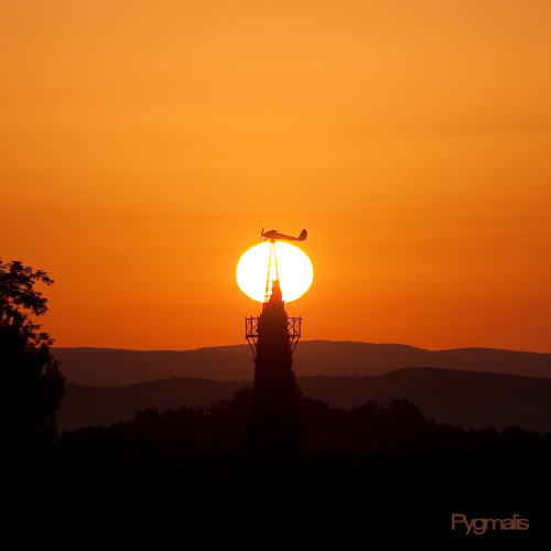 Soleil couchant sur une curiosité du Domaine St Charles lors d'un reportage photo